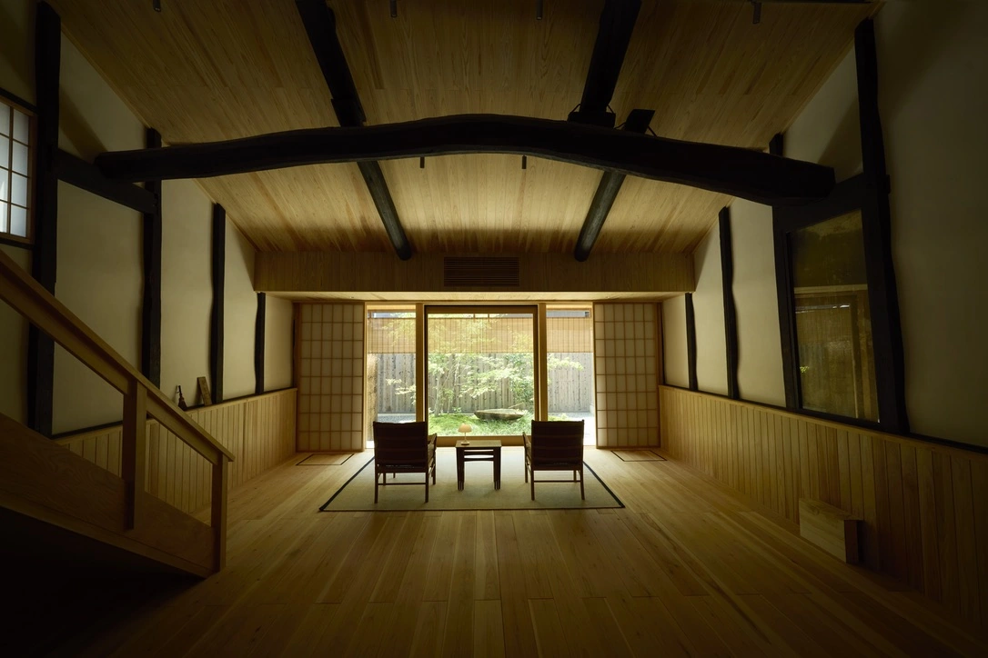 Nishijin Oriya: living room with exposed beams and a garden view