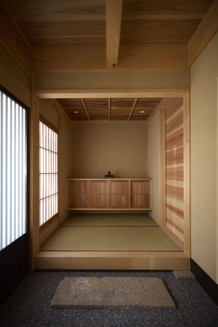 Nishijin Oriya: entrance with timber joinery and tatami