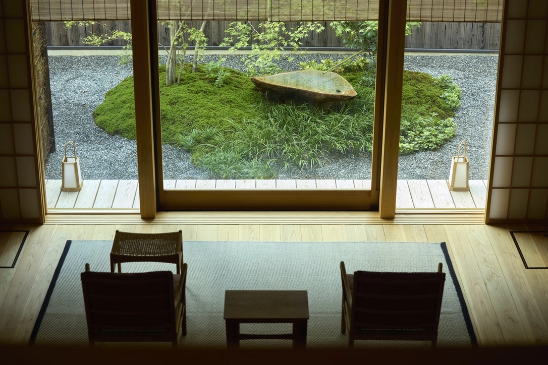 Nishijin Oriya: courtyard garden viewed from the living room